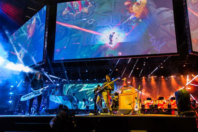 不仅可见于 不仅可见于